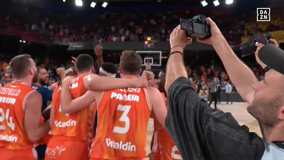 ES LA LIGA DE JEAN MONTERO. ES LA LIGA DE PEDRO MARTÍNEZ. ES LA LIGA DE UN Valencia Basket Club DE LEYENDA 🏆 Segunda ACB para los taronja, que vuelven a reinar en el baloncesto español nueve años después 🍊✨ #LigaEndesaxDAZN 🏀