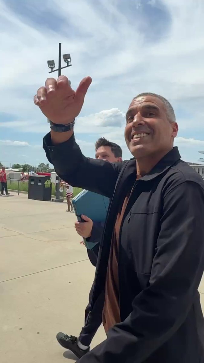 🇲🇦 Ancien capitaine des Lions de l’Atlas, Noureddine Naybet est présent au stade pour soutenir le Maroc face à Haïti 🇭🇹