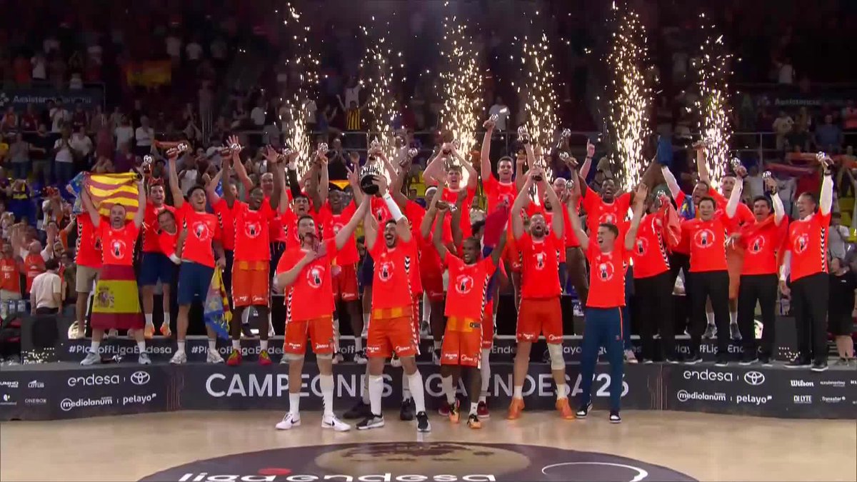 🏆 Llegó el momento... ¡El Valencia Basket Club levanta el 𝐭𝐫𝐨𝐟𝐞𝐨 que le corona como CAMPEÓN de la #LigaEndesa 2025-26! #PlayoffLigaEndesa