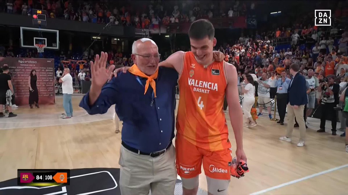 JUAN ROIG REPARTE ABRAZOS A SUS CHAVALES 🧡 El gesto cariñoso hacia los campeones de su Valencia Basket Club #LigaEndesaxDAZN 🏀