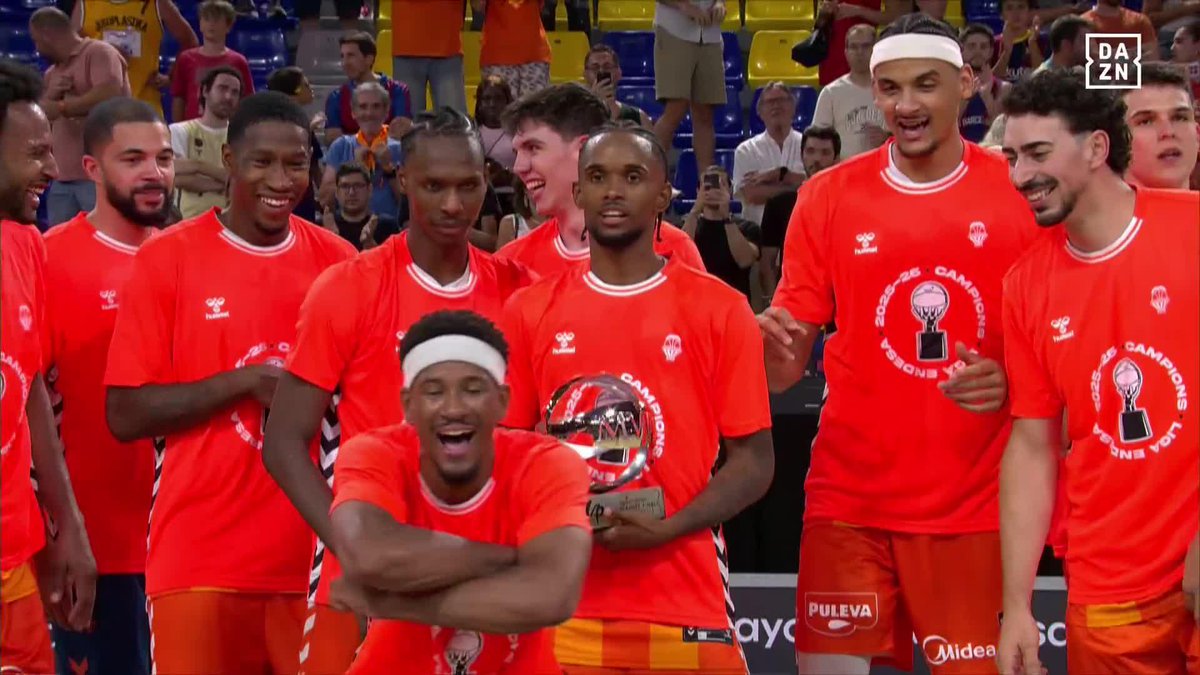 CHAVAL, ERES UN SOBRADO ✨ Jean Montero, MVP de la Final Endesa. De República Dominicana para el mundo 🇩🇴❤️ Y va y llama a todo Valencia Basket Club para compartir el momento 🥰 #LigaEndesaxDAZN 🏀