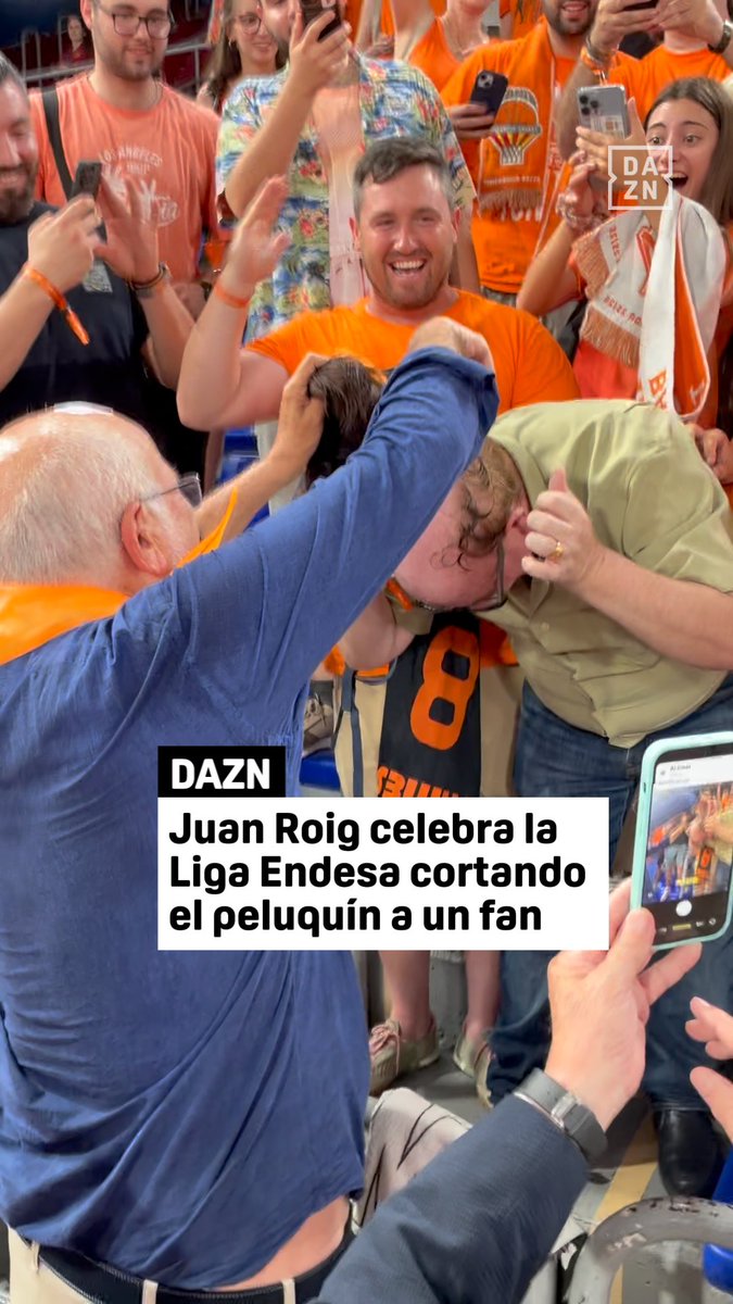 ¡ESTO ES HISTÓRICO! 😆 Juan Roig, mecenas de Valencia Basket Club, le corta el peluquín a un aficionado después de ganar la Liga Endesa ✂️😂 #LigaEndesaxDAZN 🏀