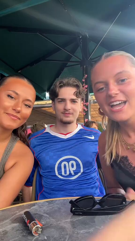 Wsh comment ça couple a trois zahma tous les soirs ça fait des plans a 3 ????