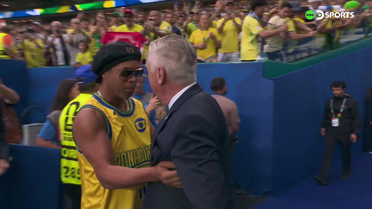¡¡DOS EXTRATERRESTRES DEL FÚTBOL SE SALUDAN!! 🔥 Encuentro TOP entre Ronaldinho y Ancelotti en la previa del partido de Brasil ante Escocia. #MundialEnDSPORTS #FIFAWorldCup