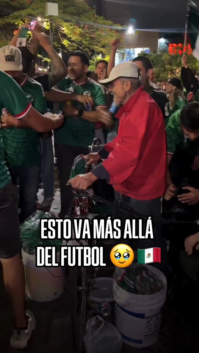 LO QUE HICIERON ESTOS FANS MEXICANOS 👏 🇲🇽 🥹 Este señor de la tercera edad, junto a su perrito, vendían playeras y los aficionados armaron la "cooperacha, cooperacha" para apoyarlo. (vía seergiot3ck)