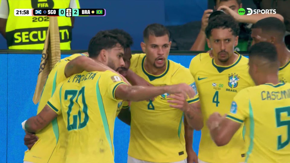 ERA DOBLETE DE VINI PERO EL VAR LO ANULÓ Otro grosero error de Escocia y la astucia del extremo sentenciaban el 2-0 de Brasil, pero la terna arbitral lo invalidó por falta previa. ¿Estuvo bien la decisión final?