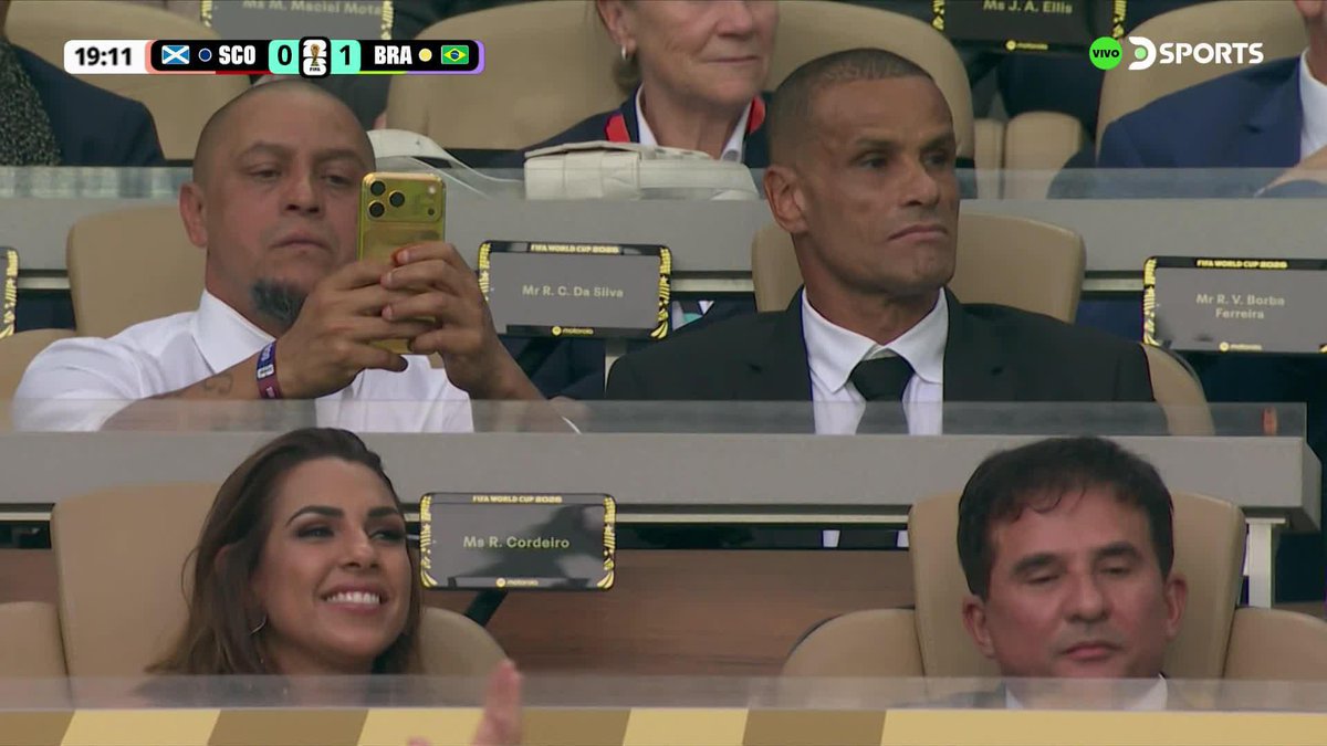 EL CELULAR DE ROBERTO CARLOS ES DE OTRA GALAXIA 🤯📱 #MundialEnDSPORTS #FIFAWorldCup