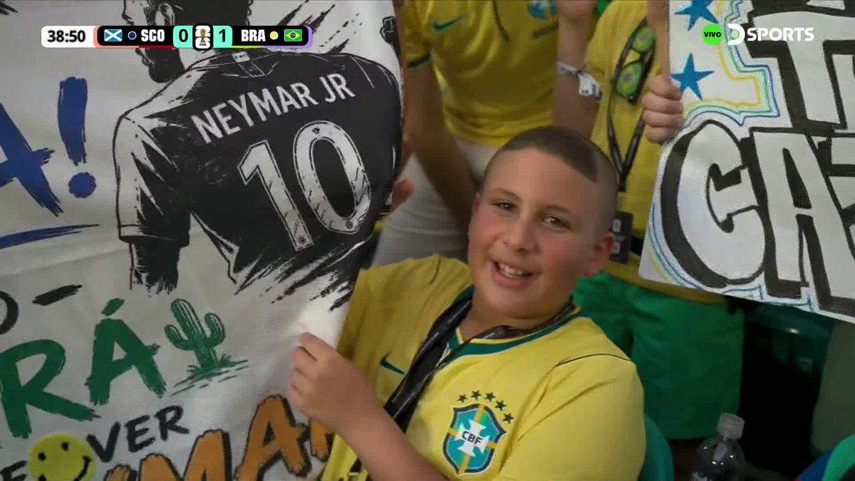 Ronaldo y un nene con su mítico corte. La transición del Mundial. 😅🔝