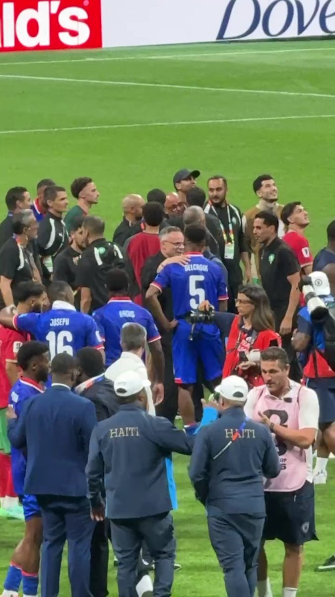 🇲🇦🤝🇭🇹 Mohamed Ouahbi réconforte les joueurs haïtiens au coup de sifflet final.