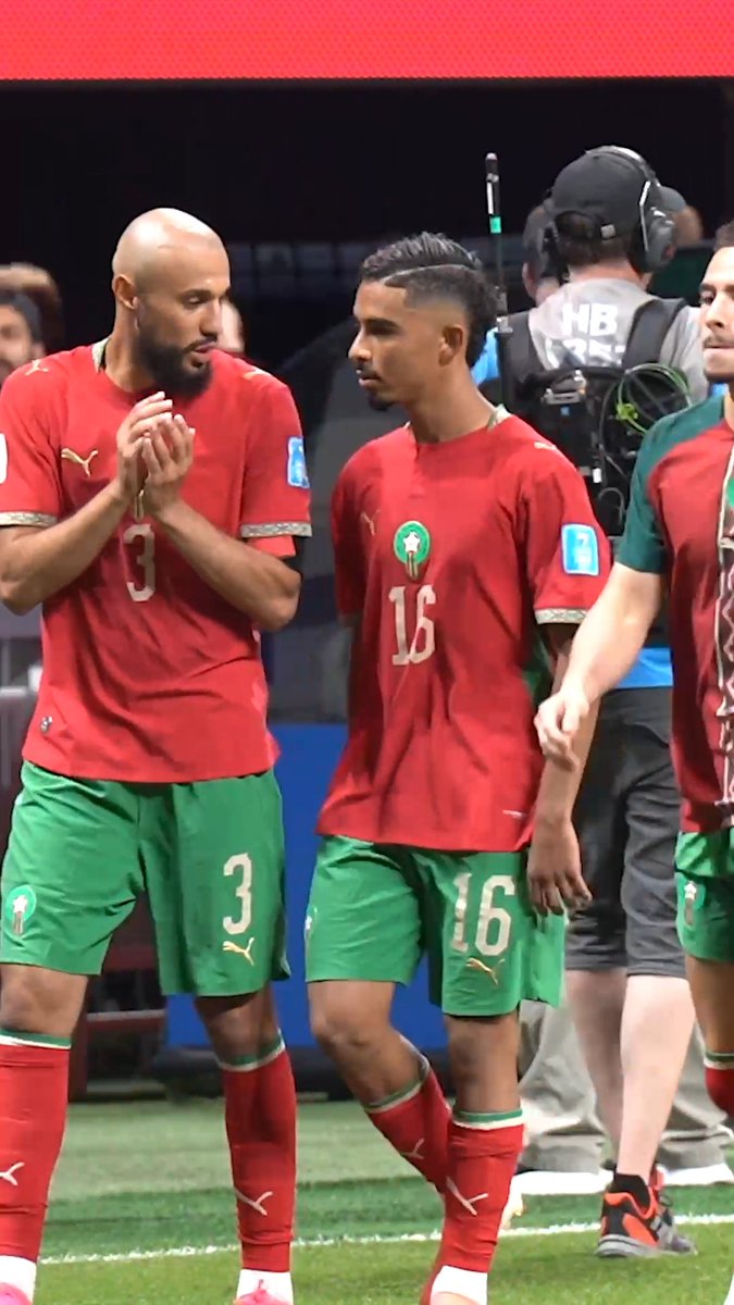 🇲🇦 Gessime, auteur de son premier but en Coupe du monde, échange avec Mazraoui au coup de sifflet final.