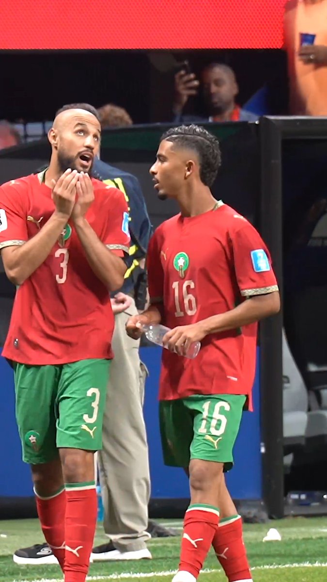 🇲🇦 Gessime, auteur de son premier but en Coupe du monde, échange avec Mazraoui au coup de sifflet final.