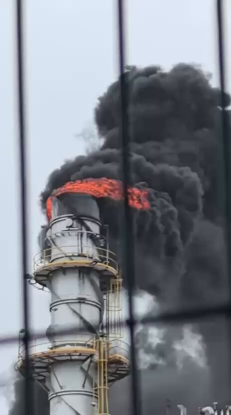 ⚠️ Se reporta un presunto incidente al interior de la Refinería Olmeca Dos Bocas, en Paraíso, Tabasco. De acuerdo con versiones de trabajadores, se percibe un fuerte olor a gas y una columna de humo visible en la zona.