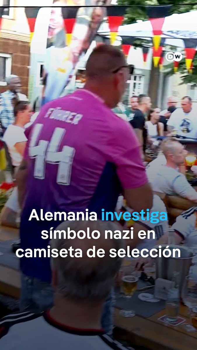 Denuncian a alemanes con simbología nazi en las camisetas de su selección La policía alemana de seguridad del Estado investiga a varios hombres que lucieron simbología nazi en camisetas de la selección tras un partido del Mundial. Uno llevaba la palabra "Führer" y el número 44, que imita las runas de las SS. Adidas ya retiró ese dorsal en la Eurocopa de 2024.