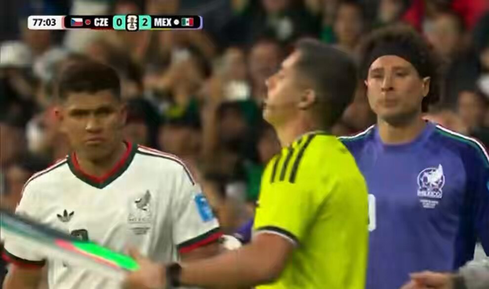 La neta cuando Memo Ochoa fue titular en 3 mundiales , fue el mejor jugador de #Mexico en esos mundiales . Merecido agradecimiento !!! 154 juegos portando la camiseta de la selección Oleeee Oleee oleeee Memooo memooo 🎶