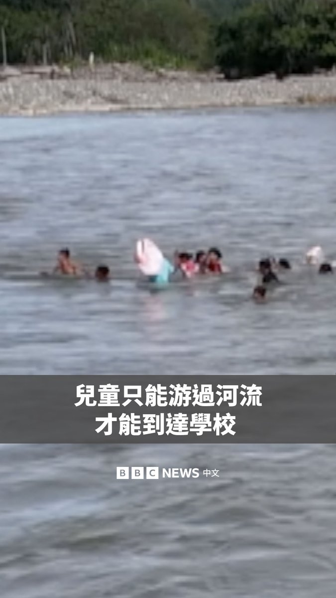 在印度尼西亚亚齐省，由于去年年底的山洪暴发损坏了通往一所学校的桥梁，当地的学生们被迫每天游泳过河去上学。 当地政府表示，希望桥梁修复工程能够在今年7月前动工。
