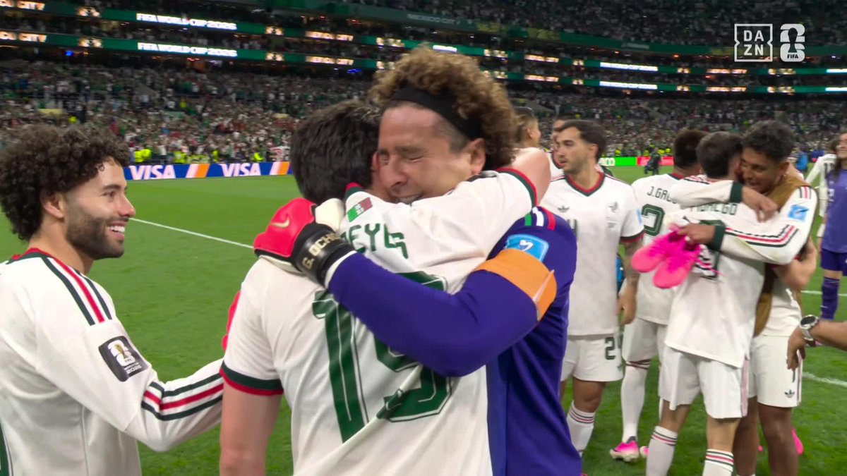 なんて美しい光景 🇲🇽レジェンドGKオチョアを胴上げ🙌 素晴らしい雰囲気でいざ決勝トーナメントへ 🏆️#FIFAワールドカップ グループA 🆚チェコ×メキシコ 📱#DAZN で全104試合ライブ配信 ※6/26 8:00「日本×スウェーデン」戦は登録不要で無料ライブ配信！ #本気で楽しむならDAZN