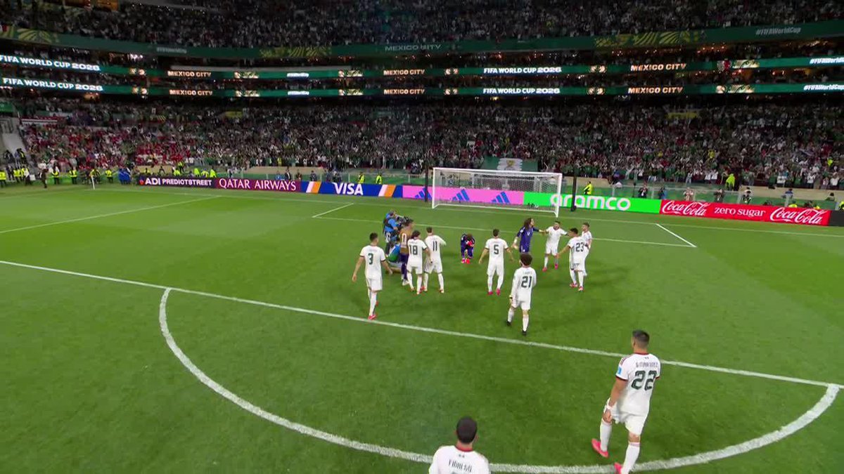 Termina el partido en el Azteca y TODOS los jugadores van a buscar al Memo Ochoa al área para alzarlo por los aires. Solo Lionel Messi, Cristiano Ronaldo y ÉL lograron jugar en SEIS MUNDIALES. Y con casi 41 AÑOS. Historia pura. 🇲🇽🥹