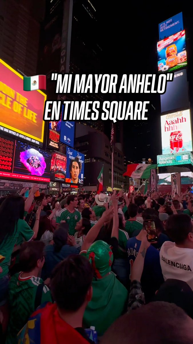 Las celebraciones en Nueva York tras la victoria de la Selección Mexicana. 🇲🇽 🗽 🎤 "QUIERO SEEEEERRRR EL AMOOOOOOOOR DE TUUUUU ALMAAAAAAA"