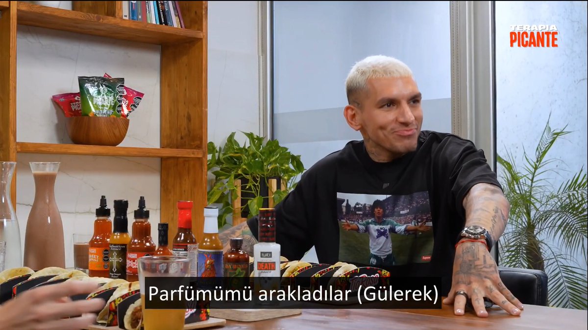 😅 Lucas Torreira'dan güldüren parfüm anısı. "Son zamanlarda yaptığımız şeylerden biri şuydu... Türk takım arkadaşlarımla aram çok iyi. Ben de onlara şaka olsun diye eşyalarını yırtıyor, ayakkabılarını saklıyor ve buna benzer birçok yaramazlık yapıyordum. Ama son zamanlarda bana öyle bir şey yaptılar ki hiç hoşuma gitmedi ve ben de bu şakaları bırakmaya karar verdim; Parfümümü arakladılar 😂. Takım arkadaşım tam bir eşek. Maç günü parfümü getirip bütün takım arkadaşlarımın üzerinde tek tek denedi..." (Terapia Picante)