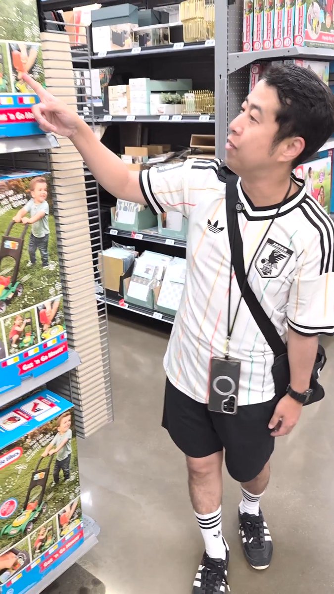 ウエストランド井口さん 🇺🇸スーパーではじめての買い物🛒💰 アカウントネーム「ゆもあひる」さんからのご提案💡 🗣📝「海外スーパーで買い物してみてほしい」 ということで… 井口さんがはじめての買い物へ👛 どデカい規模&なんでも揃いそうな売り場で 家電やらおもちゃやら食品やら…👀 目についたものにどんどんツッコミを入れて楽しそう😆 そしてお土産として 現地のお菓子を5種類購入🍬🍫 こちらの試食&味のランキングは また別の動画で紹介します💁♂️ 目指せ 48 か国撃破🌎 皆さんからの応援コメントも大募集👂 #井口世界を獲る をつけてポストしてください📱 🏆FIFAワールドカップ2026 📺DAZNは全104試合をライブ配信 ※6/26 8:00「日本×スウェーデン」戦は登録不要で無料ライブ配信! #本気で楽しむならDAZN ウエストランド井口