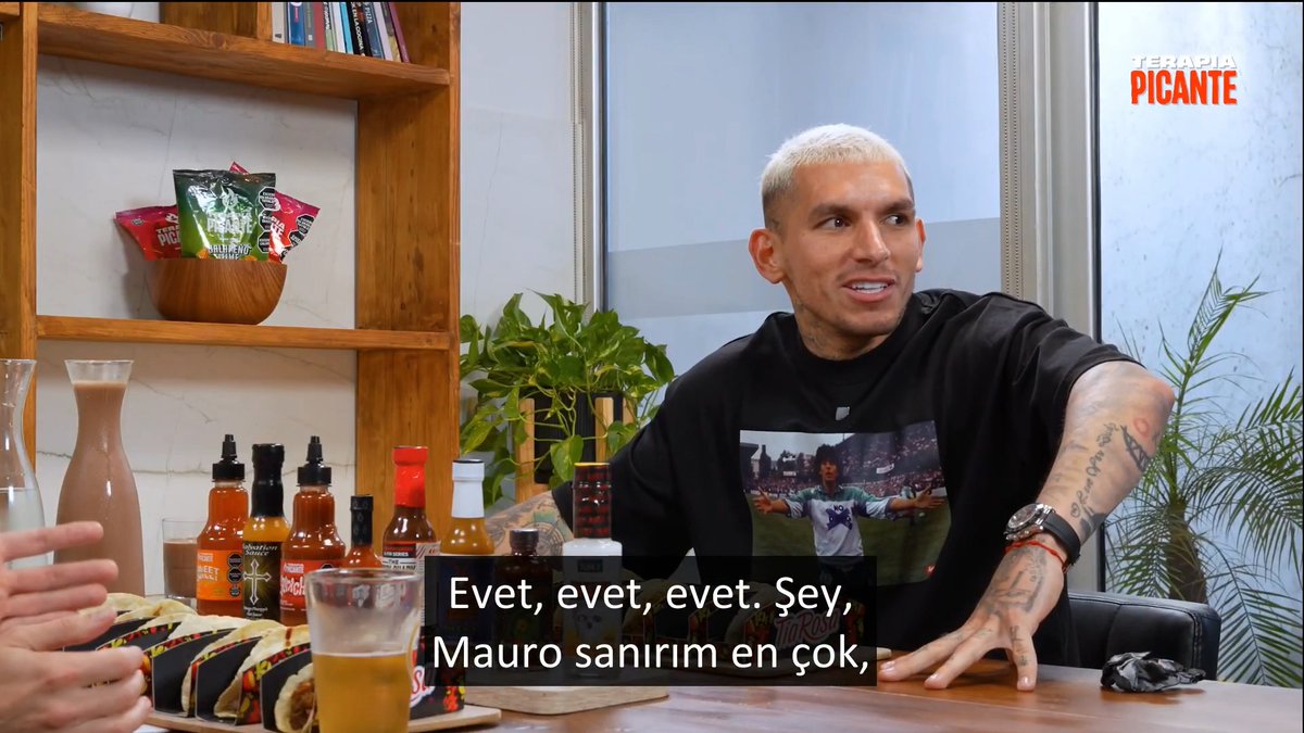 Lucas Torreira: "Mauro sürekli parfüm sıkar. Ben de kokusunu beğeniyorum, sonra ertesi gün gidip aynısını alıyorum ama onun yanında sıkmaya utanıyorum. Mauro bu konuda bir numara, parfümden anlar." - Karşılaştığın rakipler arasında parfüm konusunda en iyisi kimdi? 😅 Torreira: "Paul Pogba, yanına yaklaşınca inanılmaz güzel kokuyordu. Ben de parfümlere gerçekten çok meraklıyım. Hangi parfümü kullandığını sormayı düşündüm. Ama cesaret edemedim tabii."