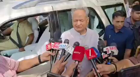 अशोक गहलोत की मानें तो किरोड़ी लाल मीणा झूठे आरोप लगाते हैं। हालांकि किरोड़ी लाल मीणा बिना कागज के कोई बात नहीं करते। इन दोनों में से सच्चा कौन है?