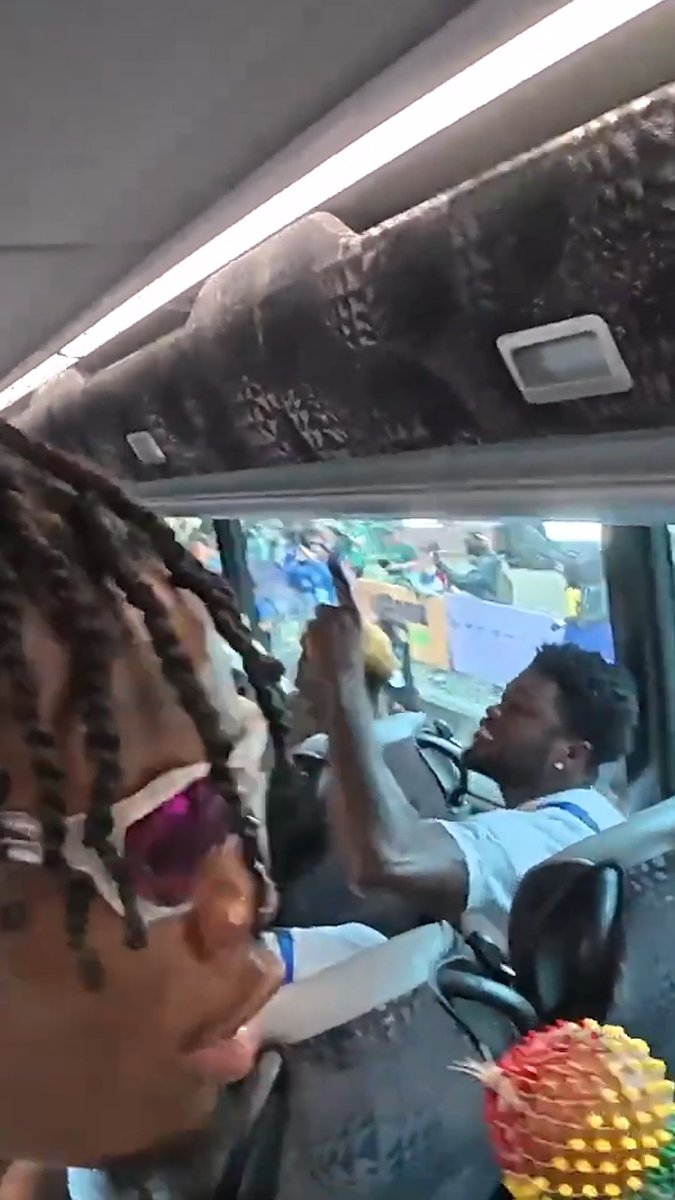 Iñaki Williams video called his mum and brother Nico Williams during one of Ghana's jama sessions on the team bus 😆❤️ (via 🇬🇭 Ghana Football Association)