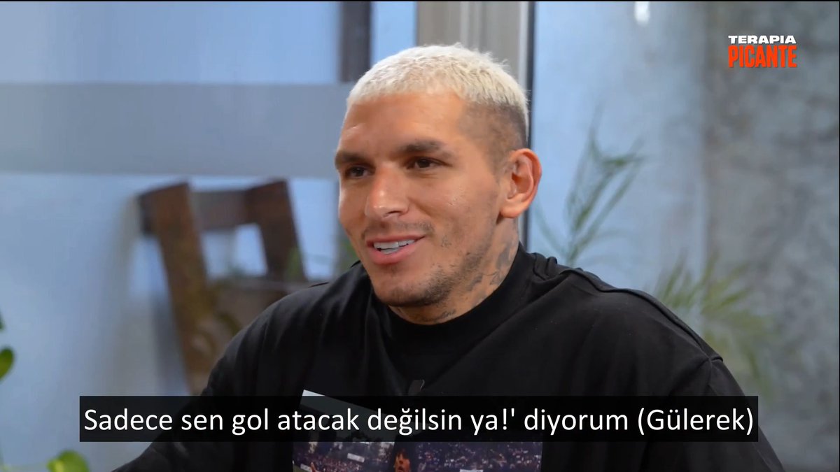🔸 Gol atmak bir noktadan sonra seni başka bir seviyeye koyuyor mu? (Terapia Picante) Lucas Torreira: "Mesela bazen Mauro tam bir baş belası oluyor. Bana, 'Senin yapman gereken topu kazanıp hemen ileri oynamak.' diyor. Tabii bu biraz moralimi bozuyor. Ben de ona, 'Bırak ben de gol atayım. Sadece sen gol atacak değilsin ya!' diyorum. (Gülerek) Ama işin gerçeği şu ki, gol atmak insanın özgüvenini gerçekten çok artırıyor. Hele benim pozisyonumda oynuyorsan... Ben savunmacı bir orta saha oyuncusuyum. Bir de İspanyol yardımcı antrenörümüz var. Onu sürekli deli ediyorum. Bazen ileri çıkmama izin vermiyor, ben de ona söyleniyorum."