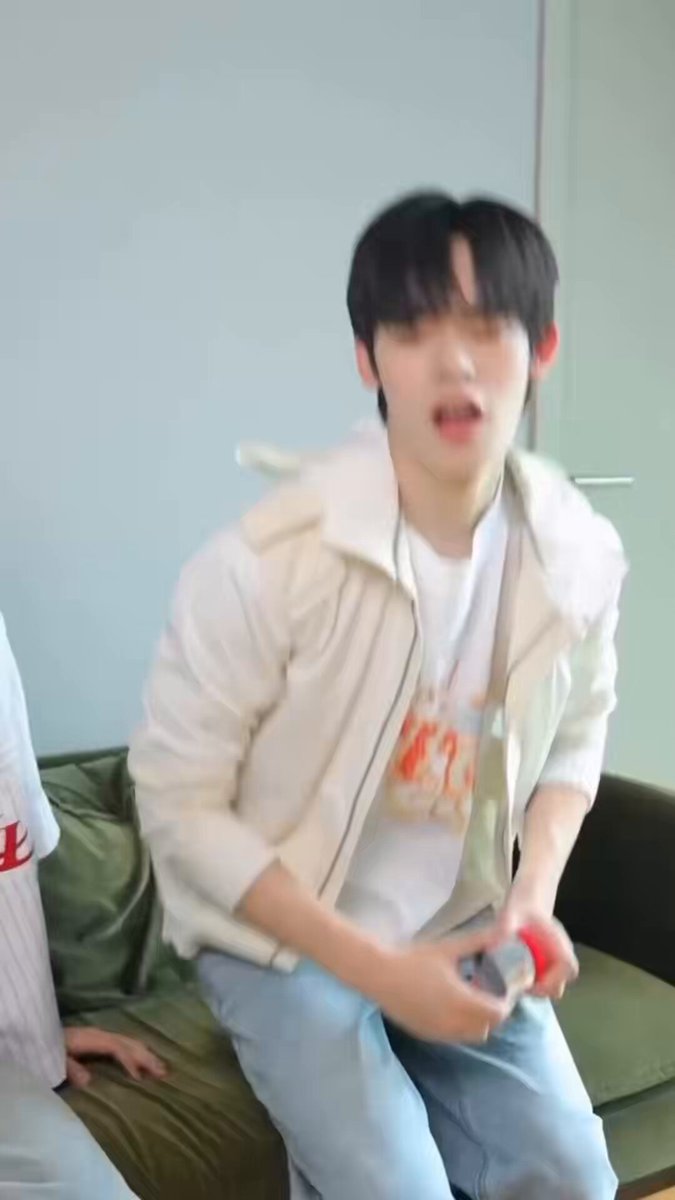 🐻‍❄️: Come here, I'll apply it (hair mask) for you 🐻‍❄️: Come ~ // I don't want to think too much about it 😭😭😭