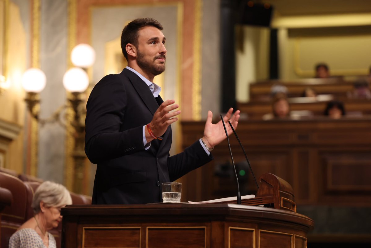 Nunca hubo nada malo en las y los que sufristeis las terapias de conversión. Lo que estaba mal era la violencia. Las terapias de conversión son tortura, y por eso las vamos a prohibir por ley con penas de cárcel, incluso si media el consentimiento de sus tutores. 🏛️Víctor Gutiérrez