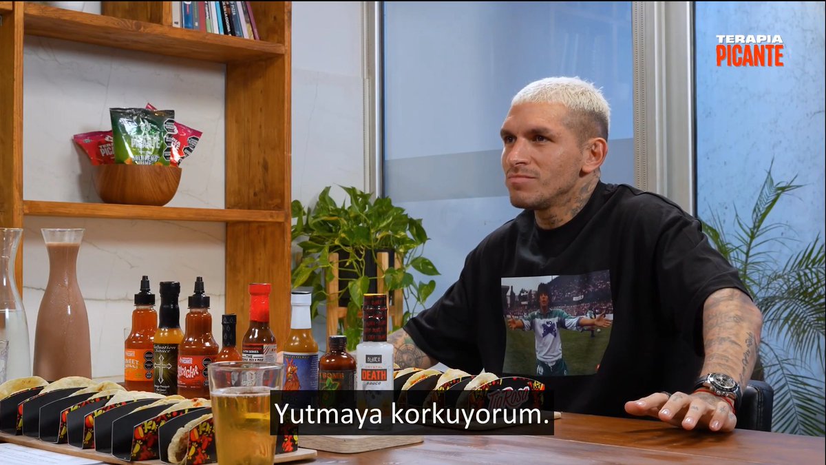 Lucas Torreira'nın acıyla imtihanı🌶️ - "Atom Karınca" Türkçe'de nasıl söylenir?" Torreira: "Atom Karınca (Türkçe)" - Peki atom bombası (acı yiyecek), Türkçe'de nasıl söylenir? Torreira: "Bilmiyorum... La Cimbombom! 🤣"