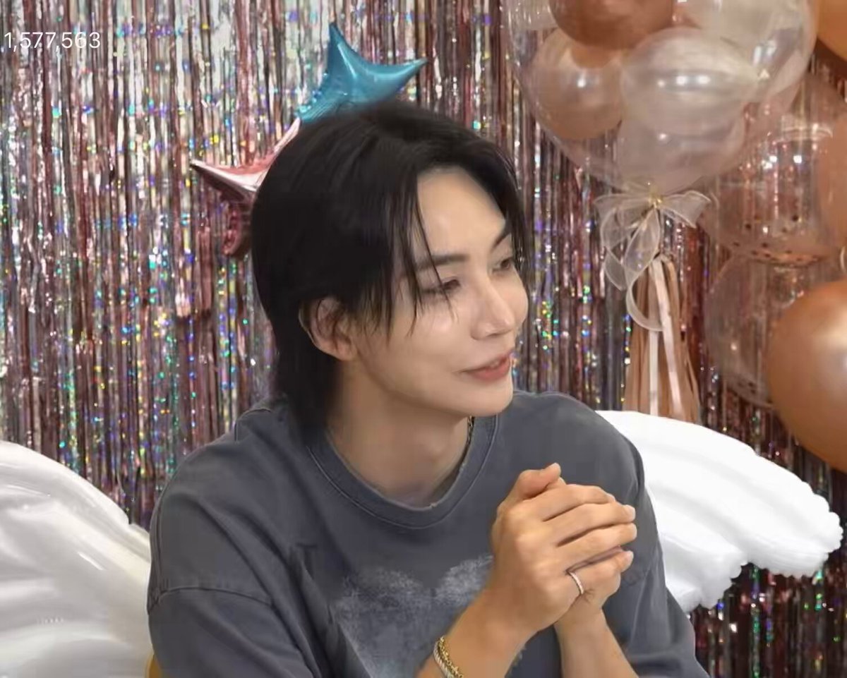 im just staring at him this whole live I CANT BELIEVE JEONGHAN IS BACK 😭😭😭😭😭😭