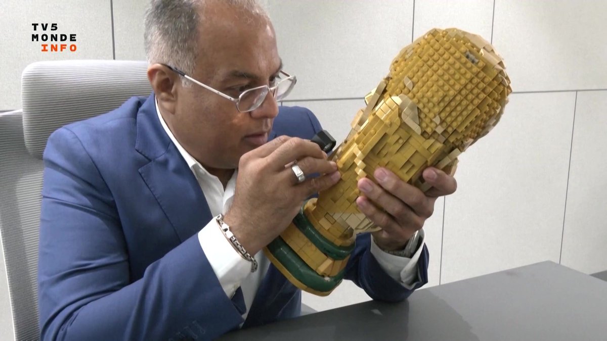 Un bijoutier transforme la réplique de la Coupe du monde de football d'une célèbre marque de jeux de construction en brique, en une œuvre incrustée de diamants . Valeur : plus de 72 mille euros.