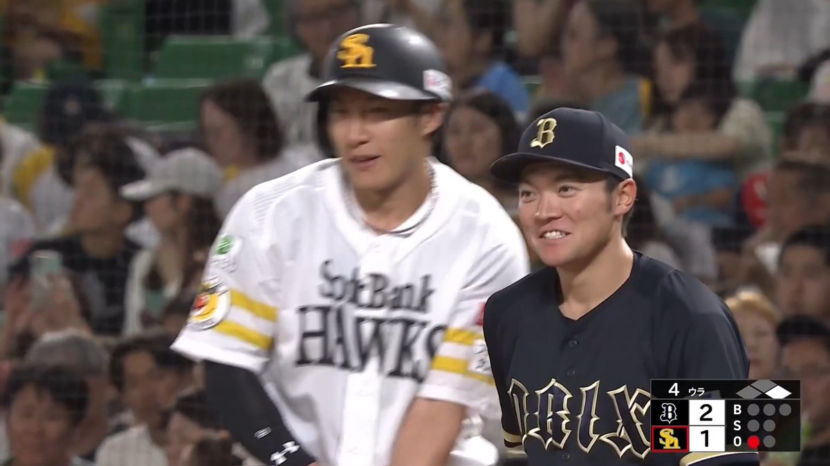 1塁塁上で福岡ソフトバンク 柳田悠岐 選手に声を掛けられて思わず笑みを浮かべるオリックス 山中稜真 選手！😊🫶 👇ライブ配信・見逃し配信を見る