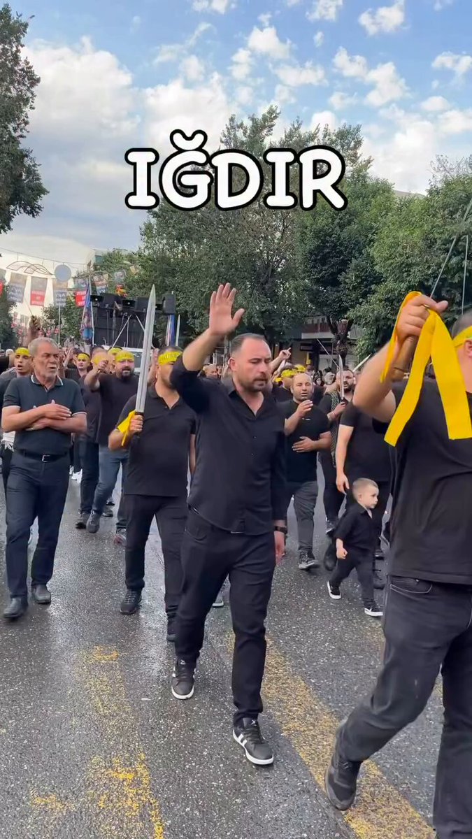 🔴 Iğdır’da düzenlenen “Aşura” mateminde kılıçlar çekilerek yürüyüş gerçekleştirildi.