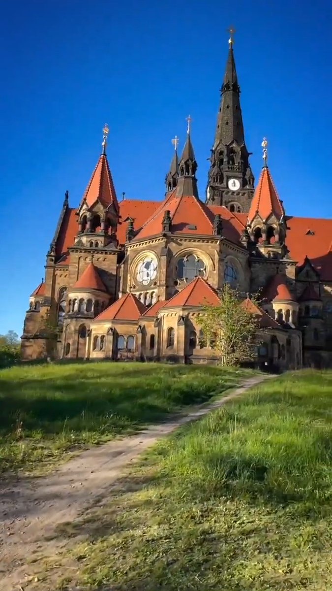 It looks like a fairytale castle, right? Now imagine it wasnโt built for kings โ but for soldiers. St. Martin in Dresden was their garrison church, and it even held two faiths under one roof: Protestant on one side, Catholic on the other.