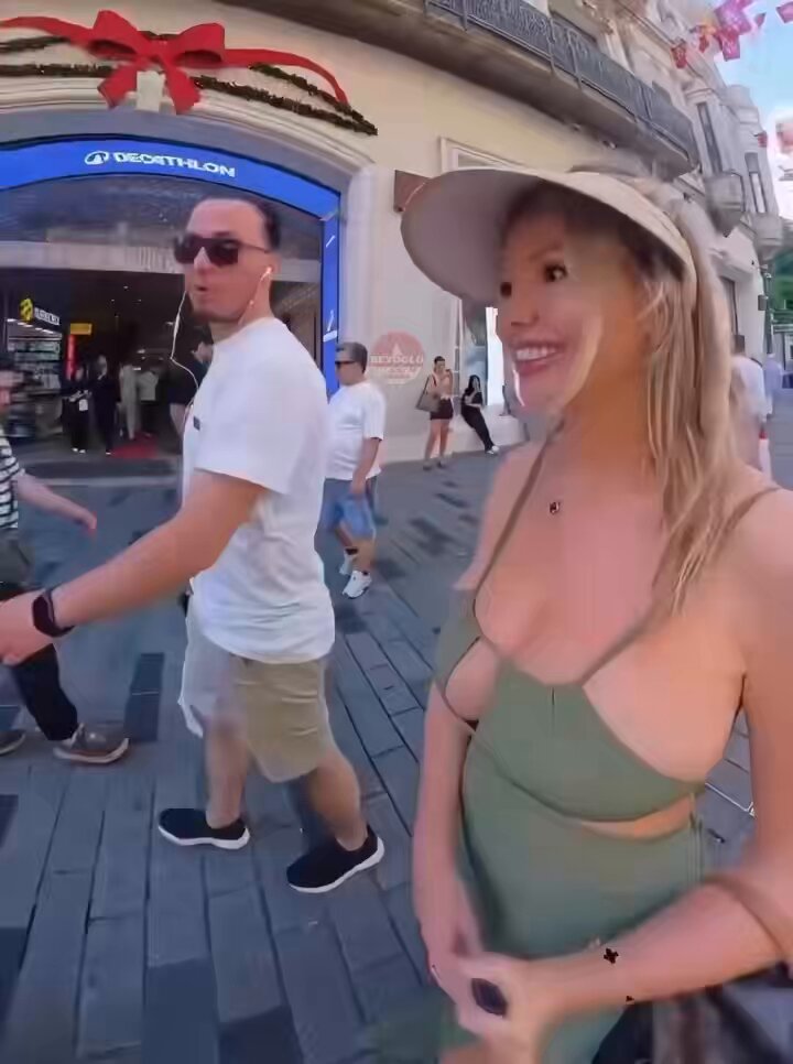 Taksim İstiklal Caddesi’nde gezen Rus bir kadın vlogger, yanına yaklaşan bir kişiden çıkma teklifi aldı. Kadının teklifi reddetmesine rağmen bir süre daha peşinden gelen şahıs daha sonra bölgeden ayrıldı.