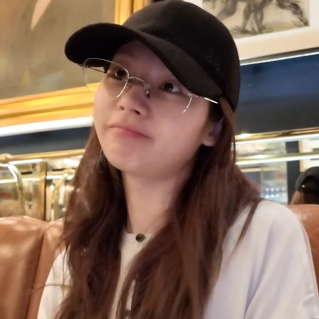 퉁퉁 부어서 동글동글해진 우리 물만두 어떡함.. 사나 빵실해진 볼따구랑 부리입 세젤귀🥹 마지막에 자기도 퉁퉁 부은 얼굴로 하고서는 모모 붓기 체크하고있는거 넘 웃기고 놀리고싶음ㅜㅜㅋㅋㅋㅋㅋ