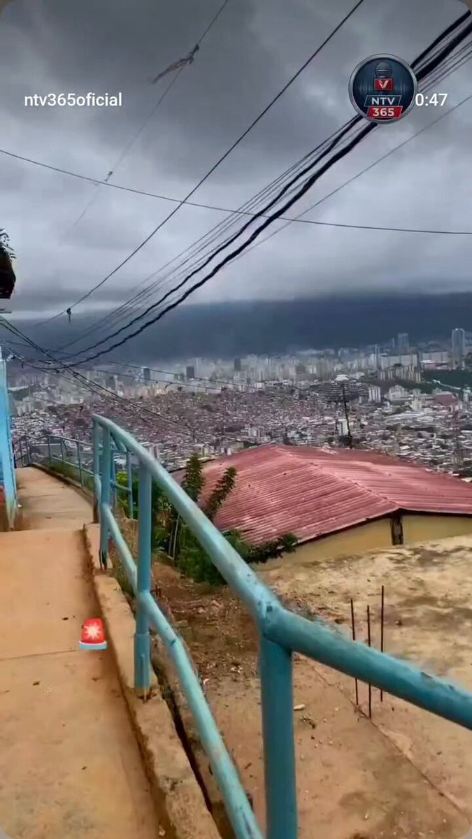 Venezuela'da meydana gelen iki büyük deprem sonucu yıkımın genel görüntüsü. Toz bulutlarına bakılırsa yıkım en çok yeni yapılan yüksek katlı binalarda oluşmuş. Galiba burada da para karşılıgı imar affına göz yumulmuş. #Venezuela #Deprem #earthquake