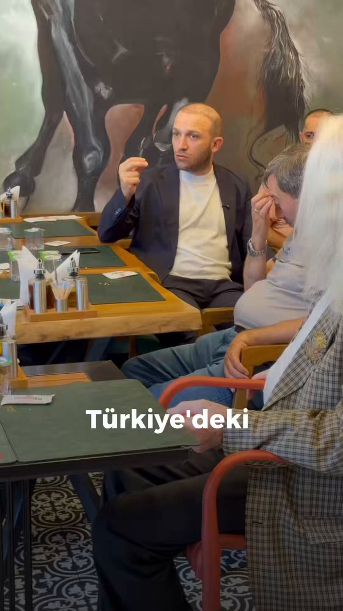 Beyoğlu Belediyesi bütçesinden 93 milyon TL’yi Özel Kalem’e ayıranlar, Okmeydanı’nın dönüşüm planına 50 milyon ayıramıyor. Çok şükür onların bahanelerini dinlemeyip hemen icraate geçen bir hükümetimiz var. Beyoğlu’nda kimseyi plansızlığa, ihmale ve bahaneye mahkûm etmeyeceğiz.