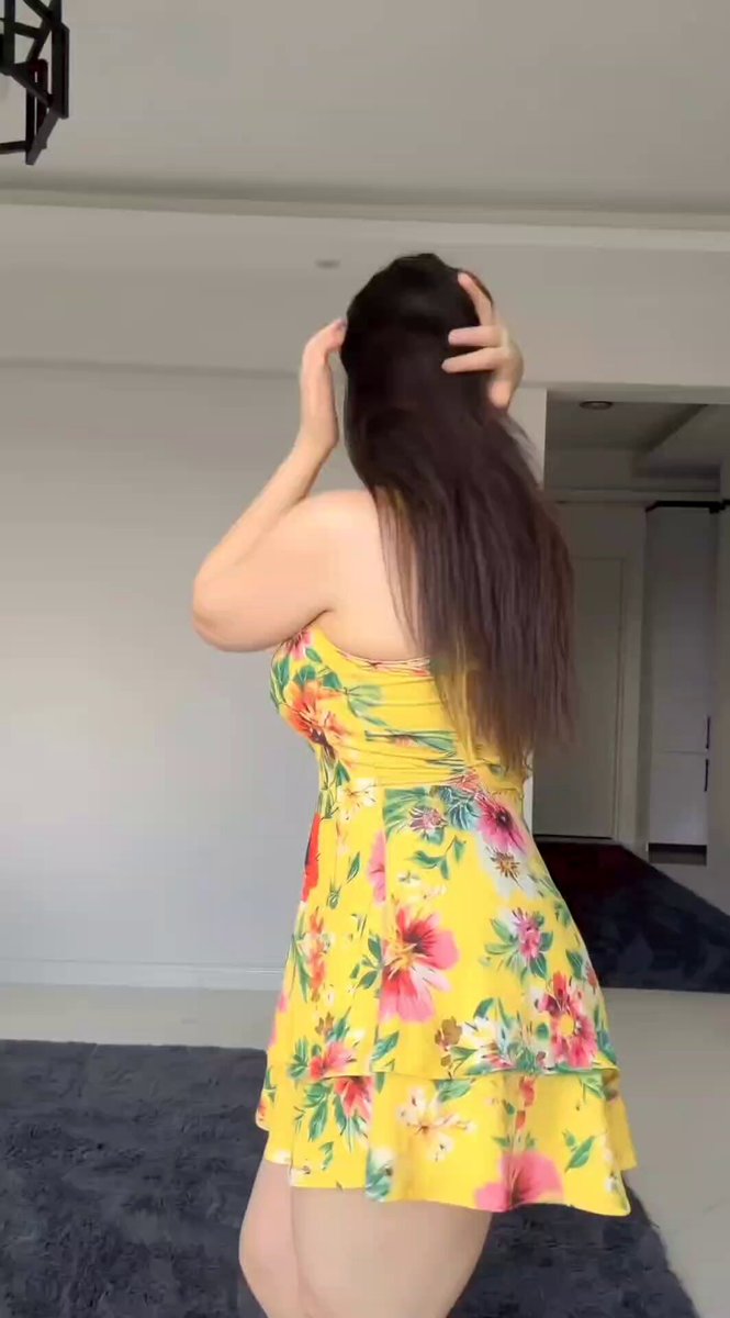 ايش رايكم بالحركات الذي تسويها. ?? ايضا لون الفﮰستان باين انه مزعﮰج