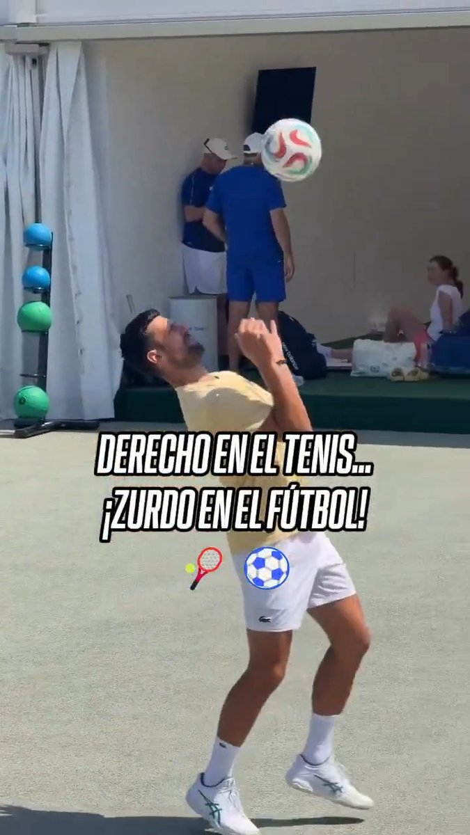 ¡Cómo maneja la de fútbol Nole! ⚽👏 📹 Wimbledon 📺 Mirá #Wimbledon en el Plan Premium de Disney Plus.