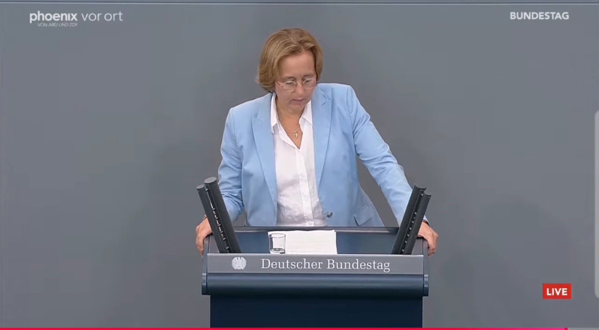 Grade eben Debatte im Bundestag - 86. Sitzung - Thema: Organspende und Widerruf. Beatrix von Storch mal wieder mit dem absoluten Highlight👍🏻🤭🥳 "Ab heute Abend - null Uhr, werden alle Mitglieder des Bundestages automatisch Mitglied im Freundeskreis der AfD!" 🤣👇🤣