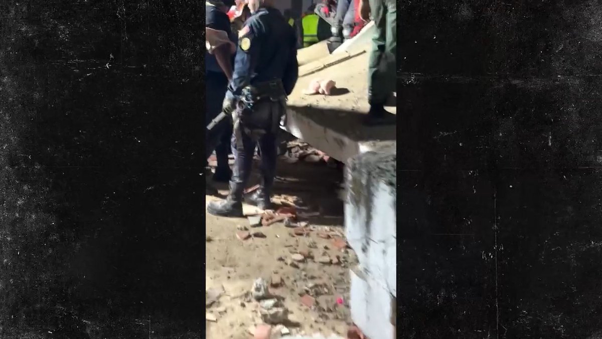 A terrified puppy was rescued alive from the rubble after Venezuela's devastating twin earthquakes โค๏ธ ๐ฅ: Roman Camacho via Storyful