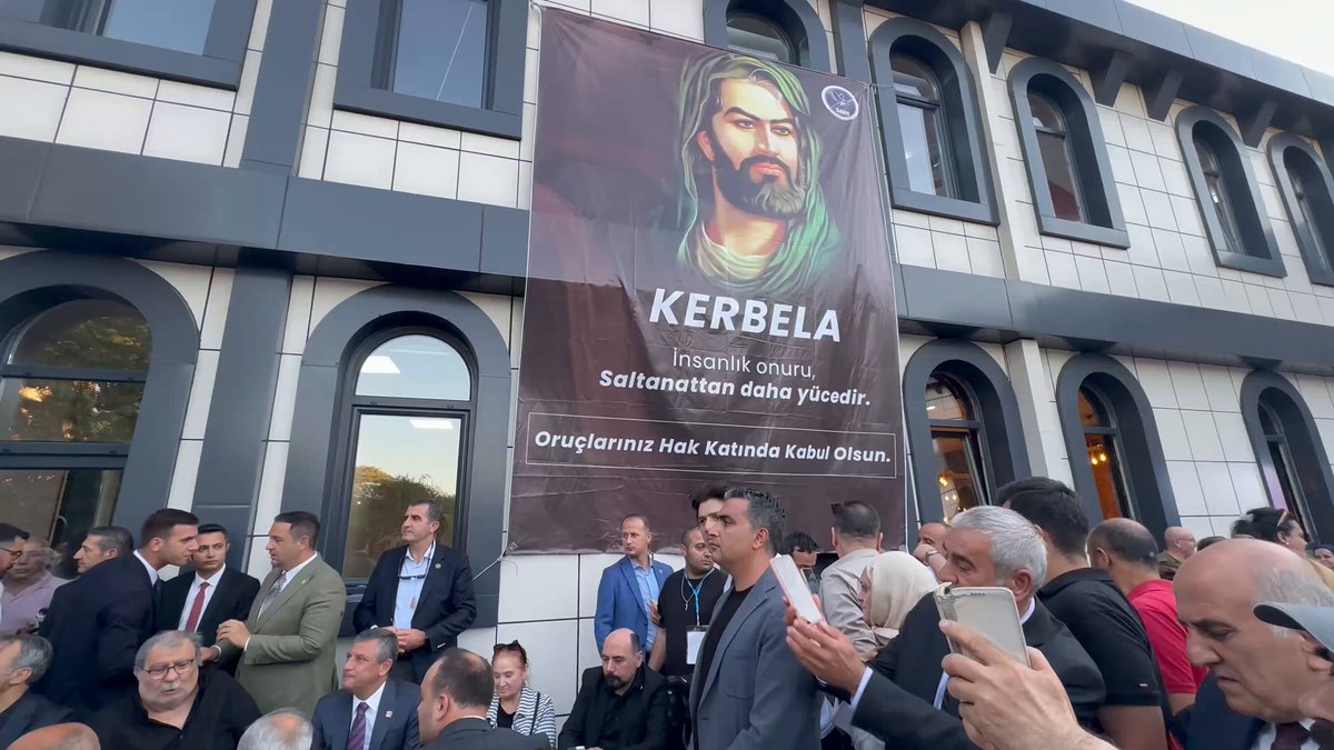 🔴 Özgür Özel Küçükçekmece’de Garip Dede Dergah Vakfı’nın toplantısında.