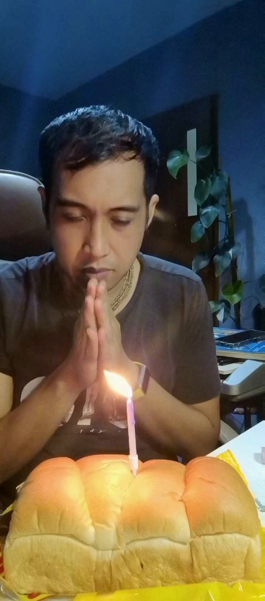 Hari ini ulang tahun dan ga terasa beberapa tahun lagi masuk kepala 4. Aku mau hidup sendirian sampai meninggal. Ingin mendedikasikan hidup untuk belajar kitab dan mendalami yoga beserta filsafatnya. Ada rencana akhir tahun ini ambil training pengajar yoga, semoga tercapai. Tapi kalo tidak ya tidak apa-apa. Biar semuanya terjadi atas kehendak-Nya. Banyak hal yang terjadi beberapa tahun terakhir yang mungkin tidak menyenangkan. Finansial juga kadang masih gak stabil, banyak projek juga gagal semua, bertahun-tahun pengen kredit motor tapi ga bisa. Tapi ternyata diwarisi motor almarhum ibuku yang meninggal setahun lalu. Ternyata semesta menyiapkan rencana supaya aku merawat motor ini. Apa yang kuinginkan belum tentu apa yang terbaik untukku. Lima tahun terakhir aku tinggal sendirian. Tapi dalam kesendirian yang awalnya kesepian, malah menemukan panggilan dan tidak lagi mengalami kesepian. Ternyata aku tidak akan pernah merasa kesepian kalau aku mencintai orang yang kuajak sepi, yaitu diriku sendiri. Oktober kemarin memutuskan jadi vegetarian sebagai bentuk komitmen. Semoga seiring bertambahnya umur, disiplin spiritualku juga semakin bertambah. "Sri Bhagavan bersabda: Baik dalam hidup ini dan juga nantinya, tak akan ada kebinasaan baginya, wahai Arjuna, sebab orang yang berbuat kebajikan, anakku, tak akan pernah menemui kesedihan." - Bhagavad Gita VI-40