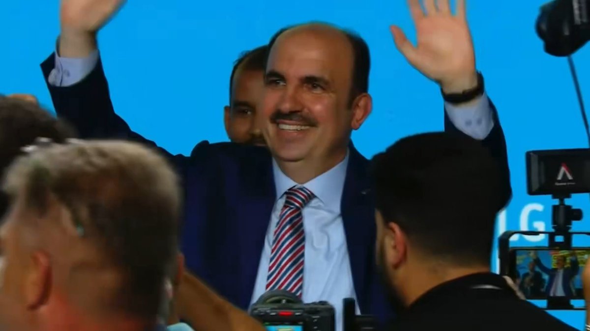 UCLG Dünya Kongresi’nde, 240 binden fazla yerel yönetimin temsil edildiği Dünya Belediyeler Birliği Başkanlığına seçildik. Bu görevi ülkemiz ve Konya’mız adına büyük bir sorumluluk olarak görüyorum. Yeni dönemde şehirlerin küresel karar mekanizmalarında daha güçlü yer alması, yerel yönetimler arasındaki dayanışmanın artması ve mazlumların sesinin daha gür duyulması için gayret edeceğiz. Destekleriyle yol gösteren Cumhurbaşkanımız Sayın Recep Tayyip Erdoğan’a şükranlarımı sunuyor; destek veren herkese ve dualarıyla güç aldığımız hemşehrilerime gönülden teşekkür ediyorum. Rabbim mahcup etmesin. Ülkemize ve Konya’mıza hayırlı olsun.