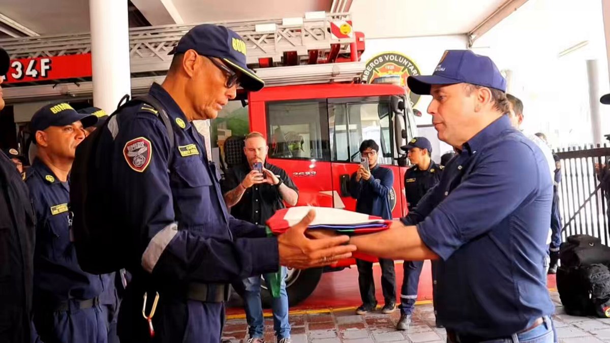 Nueve héroes de Bomberos Voluntarios de Cali parten hoy hacia Venezuela para apoyar las labores de búsqueda y rescate tras el terremoto que golpeó al vecino país. Llevan consigo la experiencia, el valor y la vocación de servicio que caracterizan a nuestros bomberos. Van en representación de Cali, se unen al equipo nacional extendiendo su mano en medio de esta tragedia. Que Dios los acompañe y les permita salvar muchas vidas. Cali y Colombia están orgullosas de ustedes.