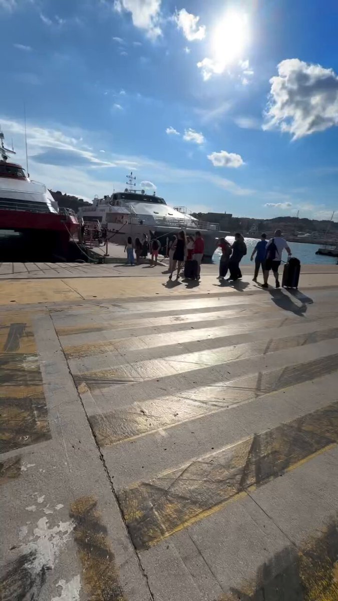 Yunanistan adalarına giden Türk: -İnsanlar buraya neden bayılıyor? Burada benim görmediğim ne var? Bana anlatın. -20 euroya balık yiyeceksiniz diye vizeyle, vapurla uğraşmaya değer mi?