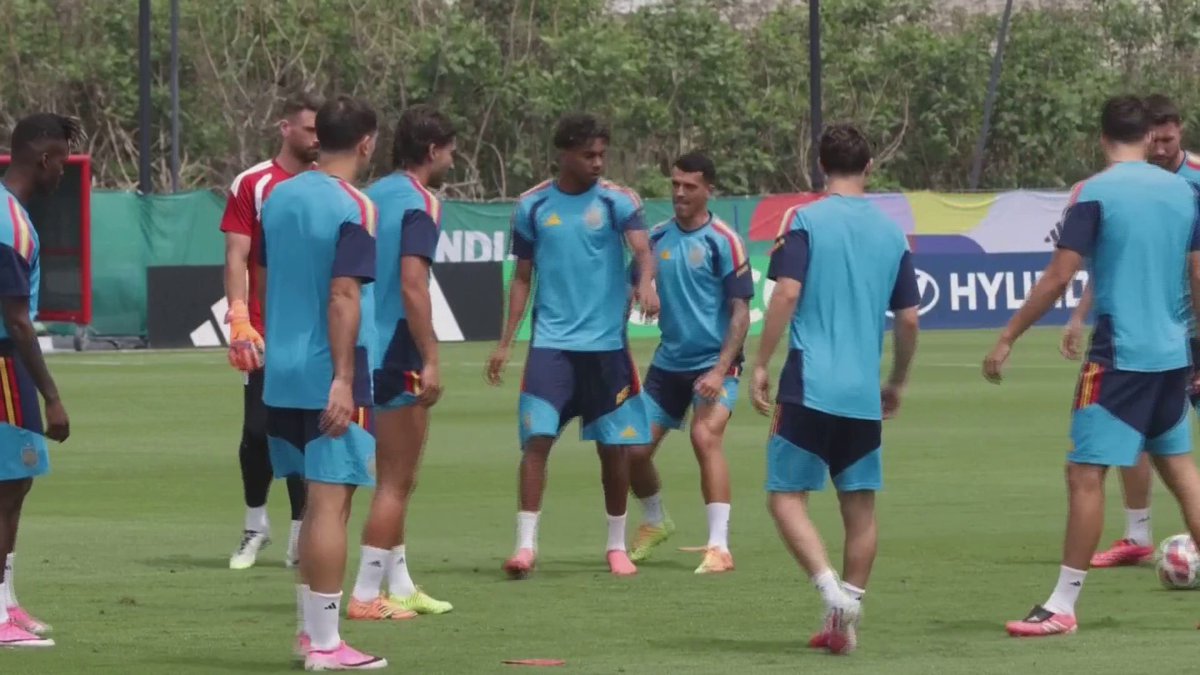 👹 Es un 𝐝𝐞𝐦𝐨𝐧𝐢𝐨 hasta en los rondos 🇪🇸 Lamine Yamal no hace prisioneros: su 'pique' en pleno rondo